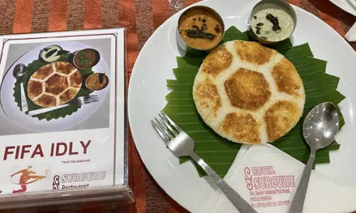 புதுவையில் கால்பந்து இட்லி