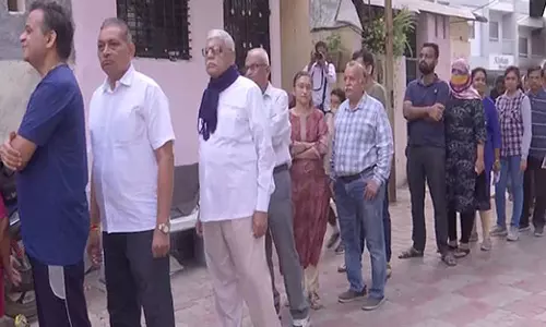 குஜராத் சட்டசபை தேர்தல்: 1 மணி நிலவரப்படி 34.74 சதவீதம் வாக்குகள் பதிவு