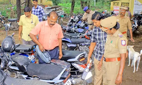 நெல்லை ரெயில் நிலையத்தில் வெடிகுண்டு தடுப்பு பிரிவு போலீசார் அதிரடி சோதனை