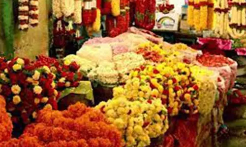 கார்த்திகை தீபத்திருவிழாவையொட்டி சேலத்தில் பூக்கள் விற்பனை அதிகரிப்பு