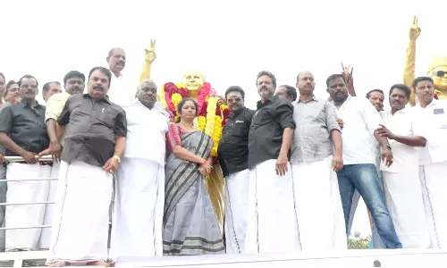 தஞ்சையில், அ.தி.மு.க. சார்பில் ஜெயலலிதா சிலைக்கு மாலை அணிவிப்பு