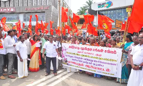 நாகர்கோவிலில் இன்று ஆர்ப்பாட்டத்தில் ஈடுபட்ட பழங்குடியின மக்கள் - போலீசார் இடையே வாக்குவாதம்