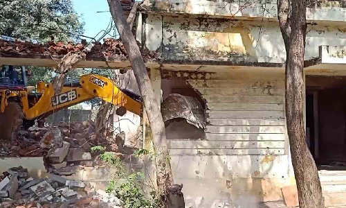 வாலாஜாபேட்டையில் பள்ளி வகுப்பறை கட்டிடம் இடிப்பு