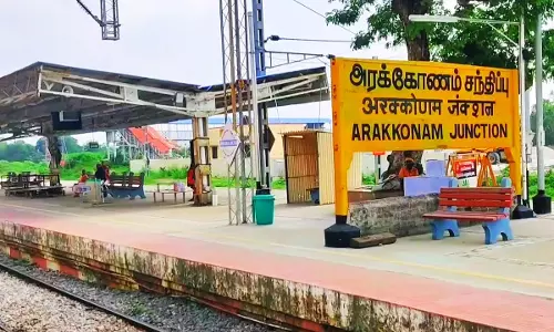 அரக்கோணம் ரெயில் நிலையத்தில் காட்சி பொருளான நகரும் படிக்கட்டுகள்