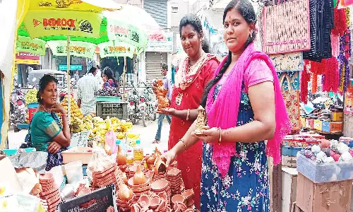 கார்த்திகை தீப விளக்குகளை ஆர்வமுடன் வாங்கி செல்லும் பெண்கள்
