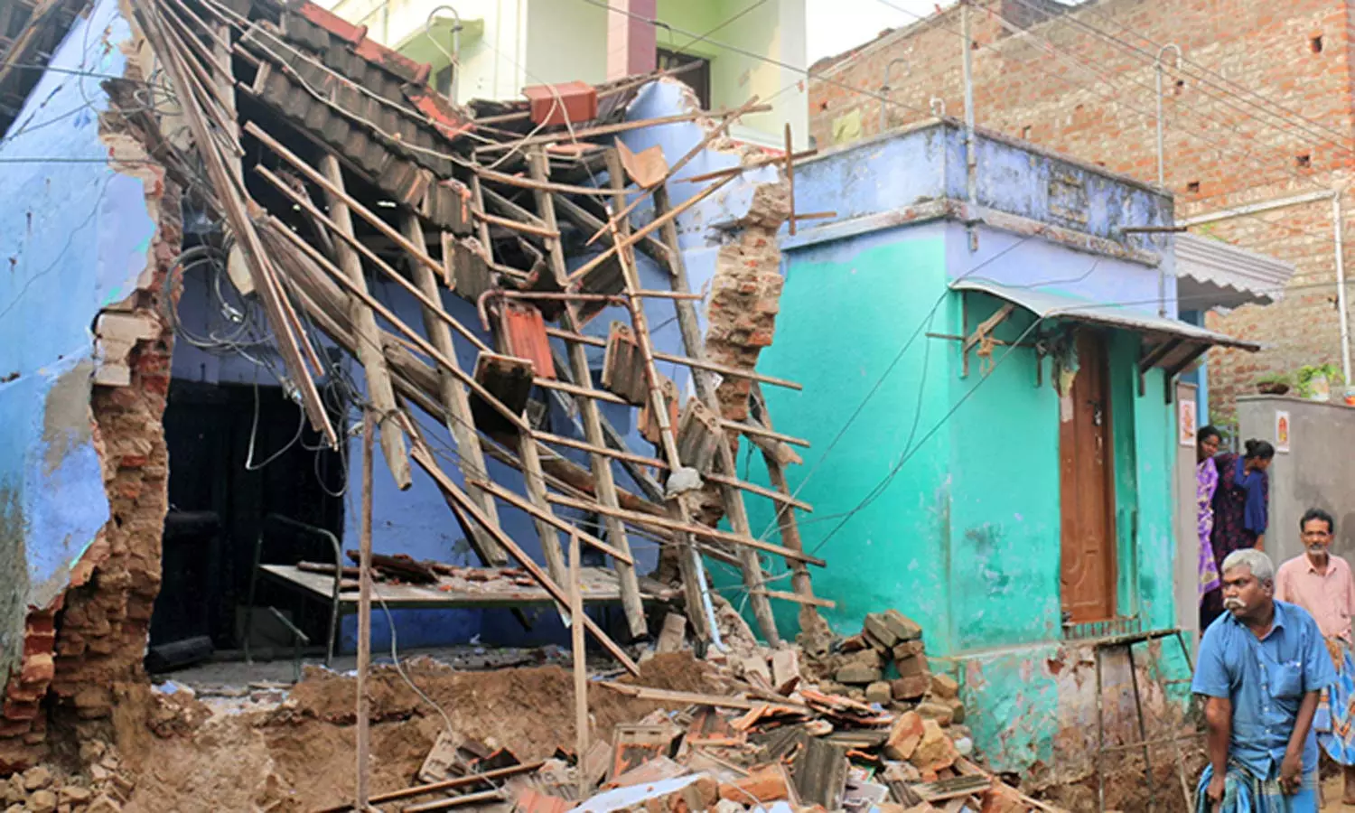 நெல்லையில் இன்று கடுமையான பனி மூட்டம்- மழைக்கு வீடு சேதம் நெல்லையில் இன்று கடுமையான பனி மூட்டம்- மழைக்கு வீடு சேதம்