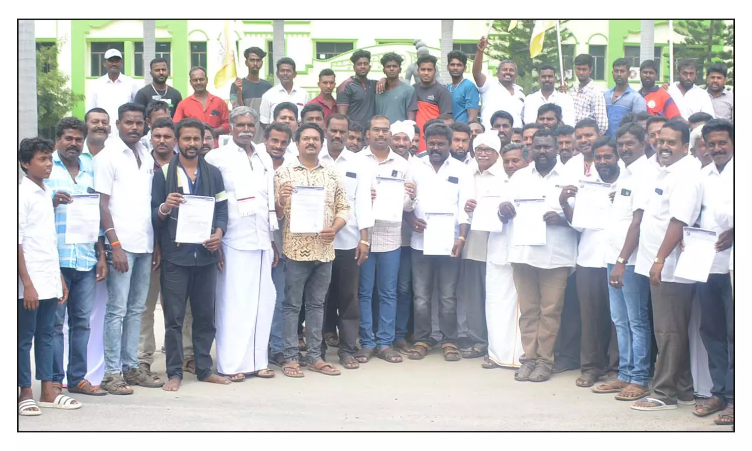 பொங்கல் பண்டிகையை முன்னிட்டு எருது விடும் விழாவிற்கு அனுமதி வழங்க வேண்டும் -கிருஷ்ணகிரி கலெக்டரிடம் கோரிக்கை மனு பொங்கல் பண்டிகையை முன்னிட்டு எருது விடும் விழாவிற்கு அனுமதி வழங்க வேண்டும் -கிருஷ்ணகிரி கலெக்டரிடம் கோரிக்கை மனு