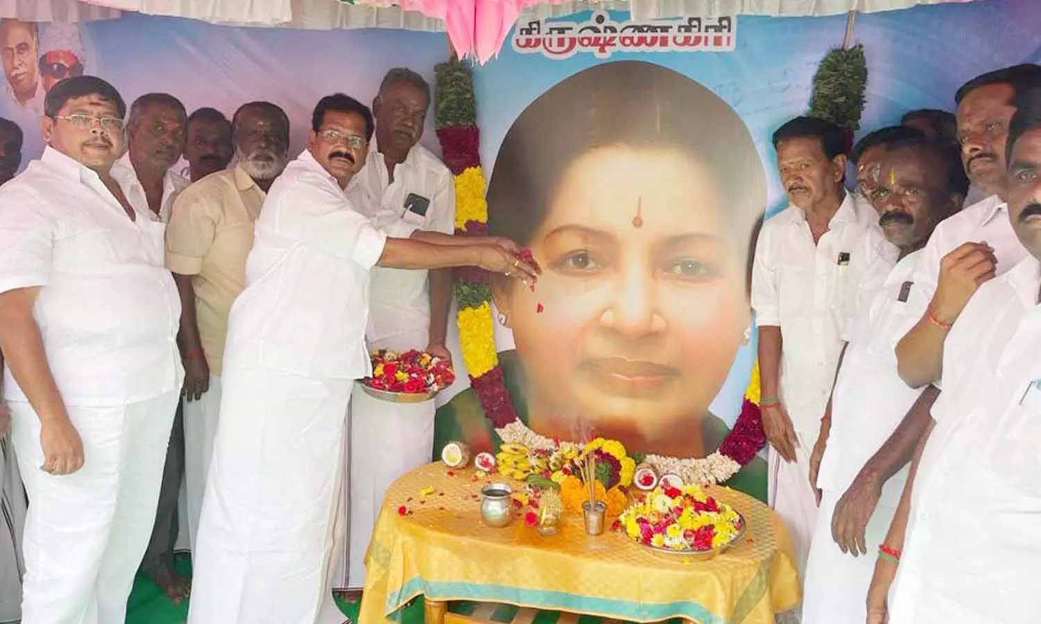 கிருஷ்ணகிரியில் ஓ.பி.எஸ். அணி சார்பில் ஜெயலலிதா நினைவு தினம் அனுசரிப்பு கிருஷ்ணகிரியில் ஓ.பி.எஸ். அணி சார்பில் ஜெயலலிதா நினைவு தினம் அனுசரிப்பு