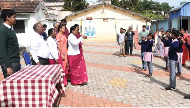 சைகை மொழியில் தமிழ்த்தாய் வாழ்த்து பாடல் பாடிய மாணவர்கள்