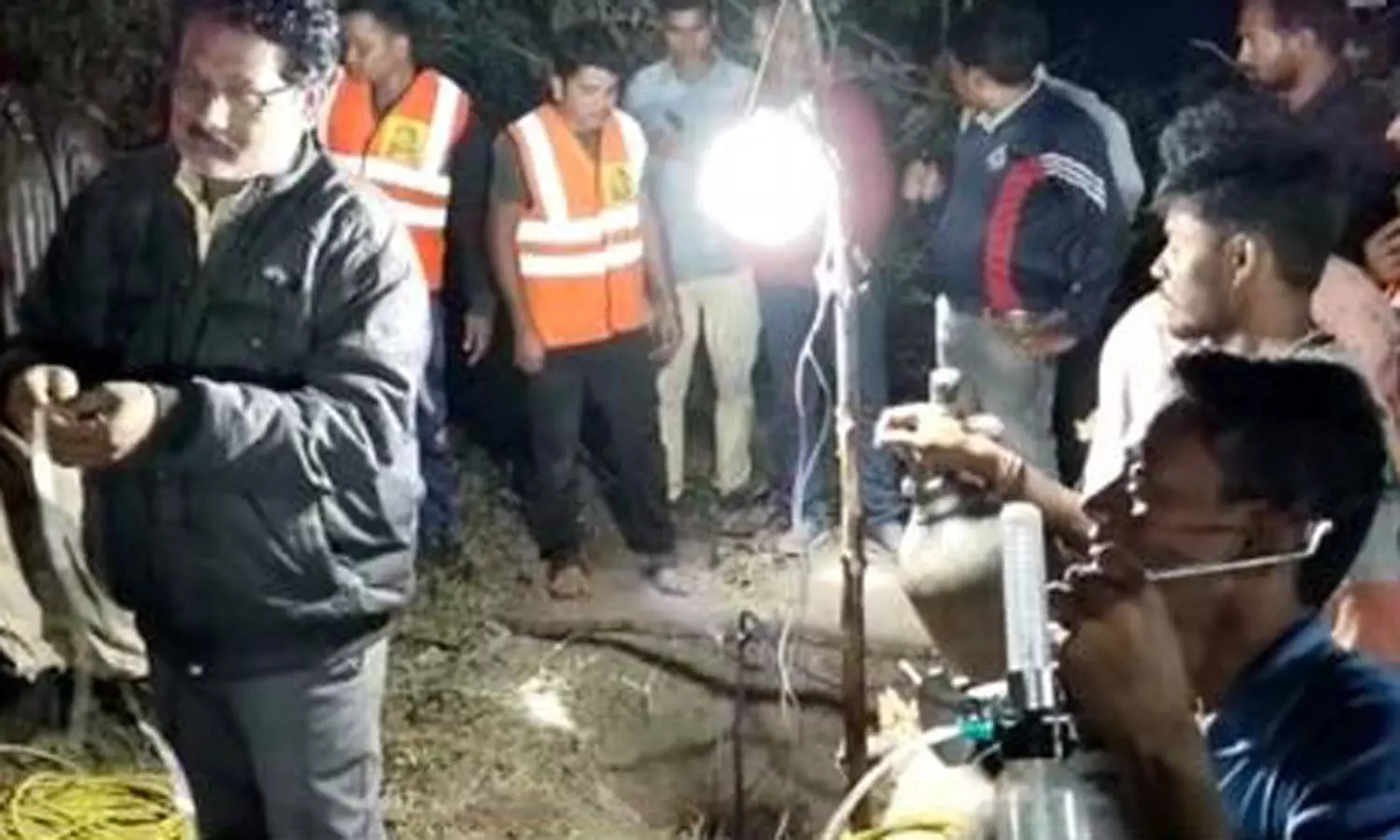 ம.பி.யில் தொடரும் சோகம் - ஆழ்துளை கிணற்றில் 5 வயது சிறுவன் தவிப்பு