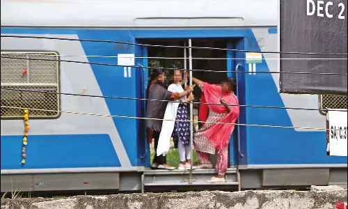 ஓடும் ரெயிலில் படிக்கட்டில் நின்று செல்பி எடுத்த கல்லூரி மாணவிகள்