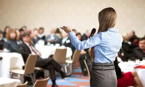 தொழிலில் வெற்றி பெற பேச்சுத்திறமையின் முக்கியத்துவம்