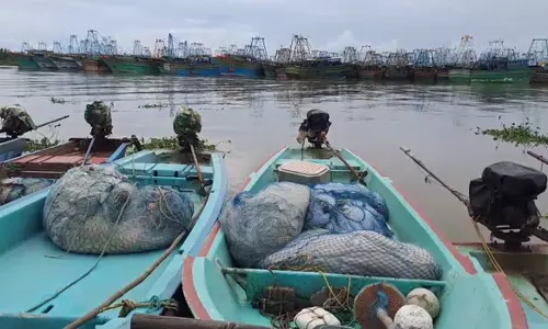 புயல் சின்னம் எதிரொலி- காரைக்காலில் 11 மீனவ கிராம மீனவர்கள் கடலுக்கு செல்லவில்லை