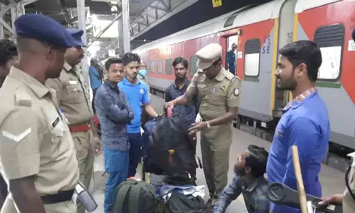 பாபர் மசூதி இடிப்புதினத்தையொட்டி  திருப்பூர் ரெயில் நிலையத்தில் போலீசார் அதிரடி சோதனை