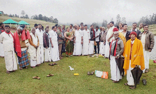 மன்னவனூரில் எழும்பள்ளம் ஏரியை தூர்வாரும் பணி தொடக்கம்