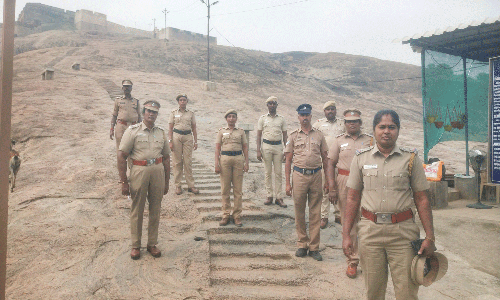 பாபர் மசூதி இடிப்பு தினத்தையொட்டிதிண்டுக்கல்லில் 700-க்கும் மேற்பட்ட போலீஸ் பாதுகாப்பு