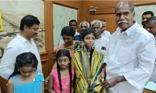 196 நாடுகளின் தேசிய கீதம் பாடி அசத்தும் சிறுமி