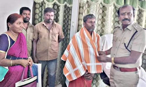 நகை-பணத்தை மீட்டுக்கொடுத்த ஆட்டோ டிரைவர்