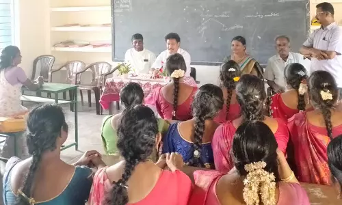 ஆறுமுகநேரி அரசு பள்ளியில் அமைச்சர் அன்பில் மகேஷ் பொய்யாமொழி திடீர்ஆய்வு - மாணவிகளிடம் குறைகளை கேட்டறிந்தார்