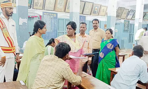 மயிலாடுதுறையில் கிராம உதவியாளர் தேர்வு-கலெக்டர் லலிதா ஆய்வு