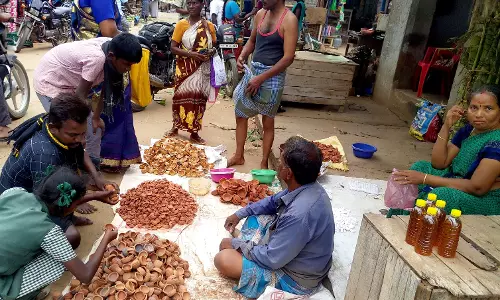 திருக்கார்த்திகை திருநாளையொட்டி அகல் விளக்குகள் வாங்க பெண்கள் ஆர்வம்