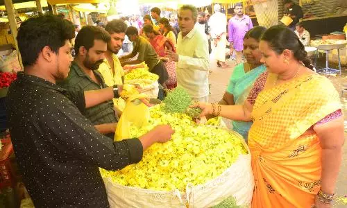 கோவை பூ மார்க்கெட்டில் பூக்கள் விலை கிடு கிடு உயர்வு
