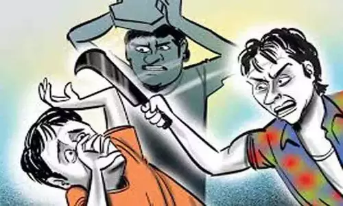 லாட்ஜில் அறை எடுத்து தருவதாக வெளிநாட்டு வாலிபரை ஆட்டோவில் அழைத்து சென்று தாக்கி பணம் பறிப்பு