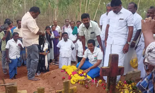 தந்தை சமாதியில் பதக்கத்துடன் அஞ்சலி செலுத்திய வீராங்கனை