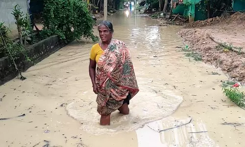 தொடர் மழையால் சாலையில் தேங்கிய தண்ணீரால் பொதுமக்கள் வீடுகளுக்குள் முடங்கினர்