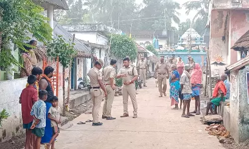 பெண்ணாடம் அருகே 2 பிரிவினர் மோதல்- தி.மு.க. பிரமுகர் வீட்டிற்கு தீ வைப்பு