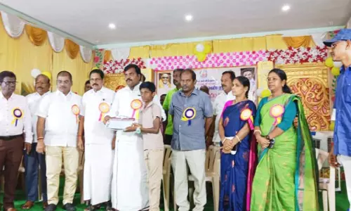 கலைத்திருவிழாவில் வெற்றி பெற்ற மாணவர்களுக்கு பரிசுகள்