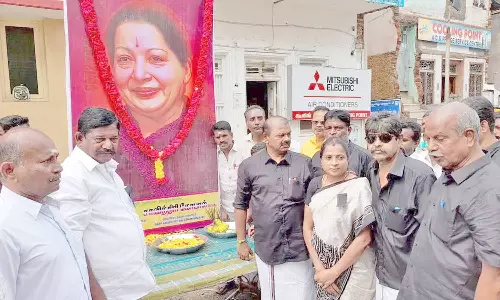 அ.தி.மு.க. சார்பில் ஜெயலலிதா படத்திற்கு மாலை அணிவித்து மரியாதை