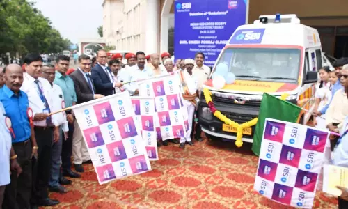 பாரத ஸ்டேட் வங்கி சார்பில்  செஞ்சிலுவை சங்கத்துக்கு ஆம்புலன்ஸ்