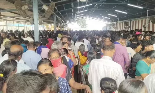 சிறுவாபுரி பாலசுப்பிரமணிய சுவாமி கோயிலில் அலைமோதிய பக்தர்கள்