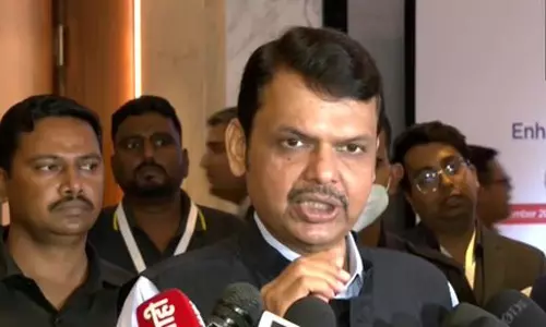 மகாராஷ்டிர வாகனங்கள் மீது தாக்குதல் - கர்நாடக முதல் மந்திரியுடன் தொலைபேசியில் பேசிய பட்னாவிஸ்