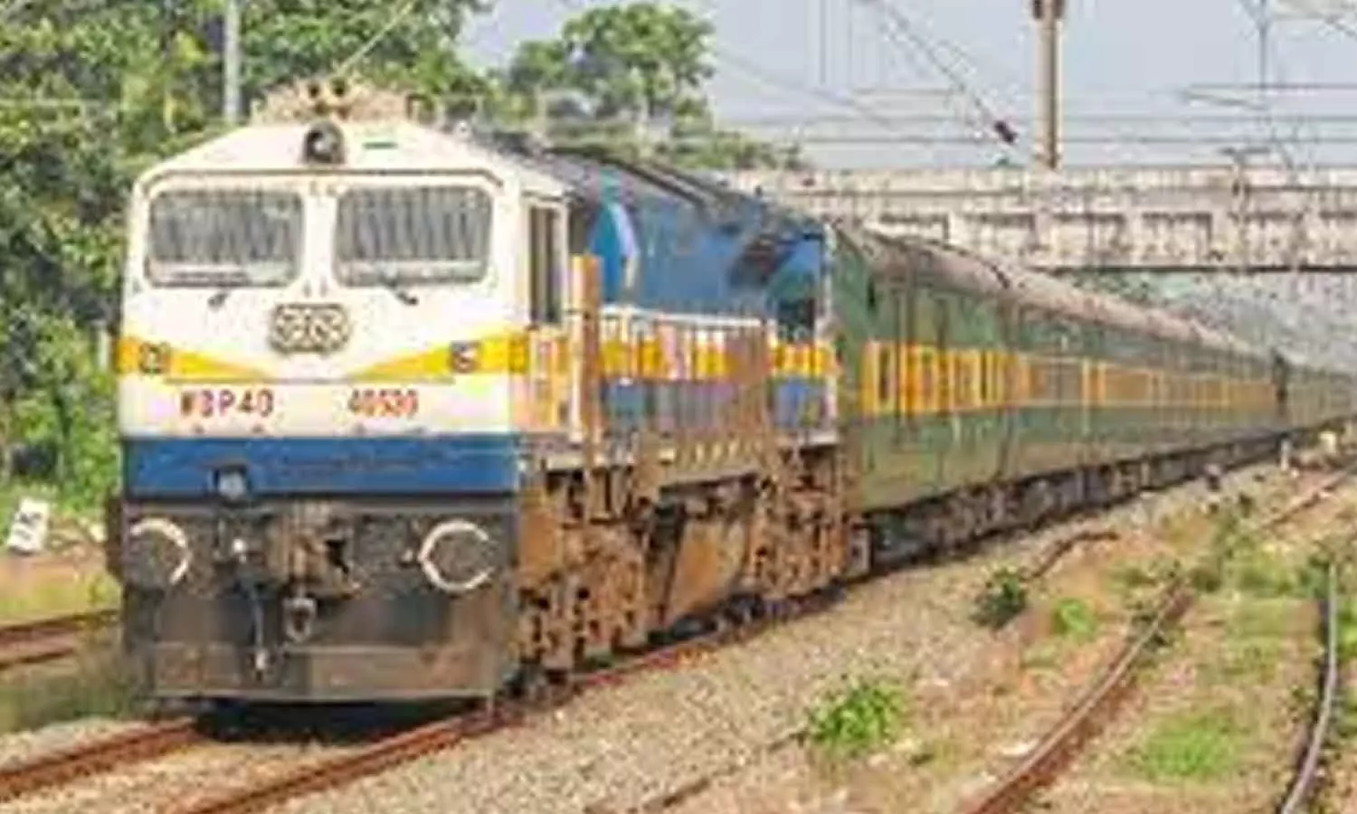 குர்லா  எக்ஸ்பிரஸ் ரெயிலில் படுக்கை வசதி பெட்டிகள் குறைப்பால் பயணிகள் அவதி