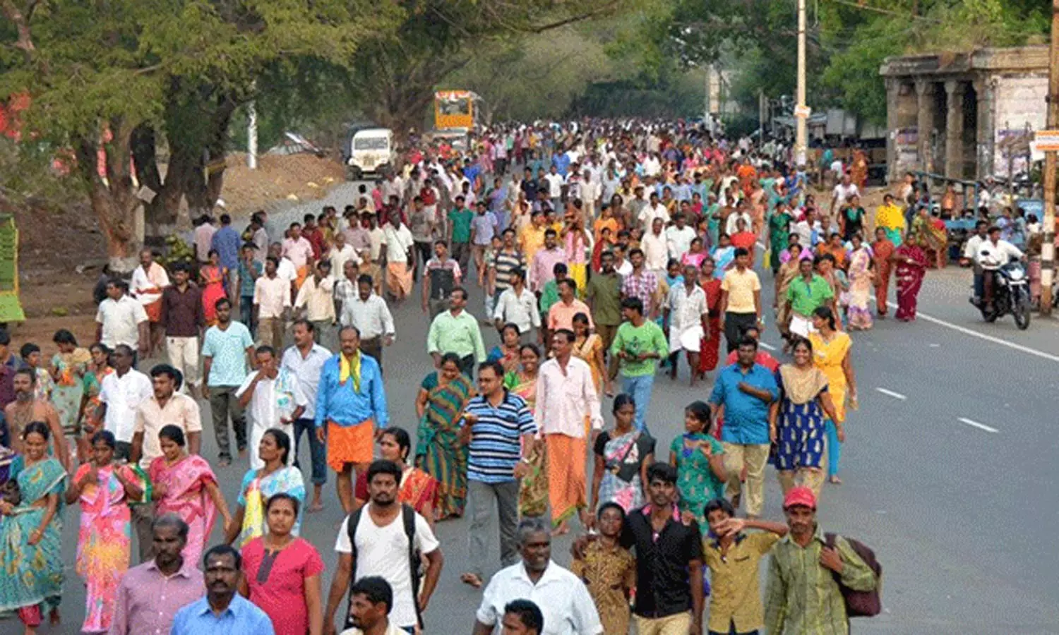 பவுர்ணமி இன்று காலை தொடங்கியது- திருவண்ணாமலையில் 2வது நாளாக கிரிவலம் சென்ற பக்தர்கள் பவுர்ணமி இன்று காலை தொடங்கியது- திருவண்ணாமலையில் 2வது நாளாக கிரிவலம் சென்ற பக்தர்கள்