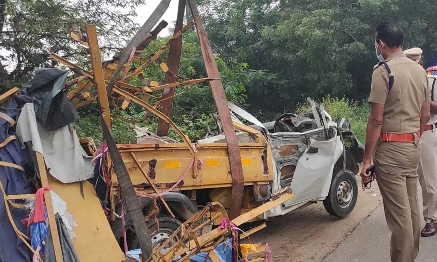 மதுராந்தகம் அருகே ஆட்டோ மீது லாரிகள் மோதல்- சென்னை பக்தர்கள் 6 பேர் பலி மதுராந்தகம் அருகே ஆட்டோ மீது லாரிகள் மோதல்- சென்னை பக்தர்கள் 6 பேர் பலி