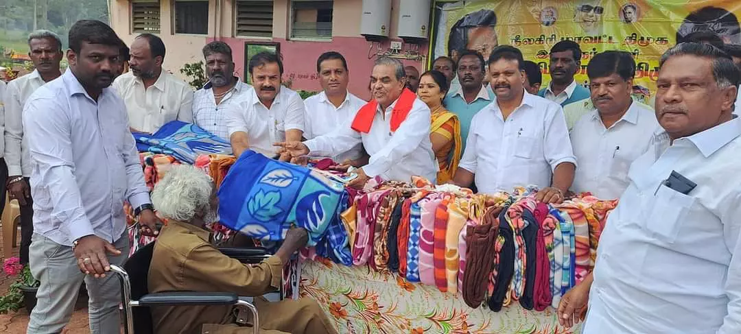 ஊட்டியில் தி.மு.க.சார்பில் முதியவர்களுக்கு நலத்திட்ட உதவிகள் ஊட்டியில் தி.மு.க.சார்பில் முதியவர்களுக்கு நலத்திட்ட உதவிகள்