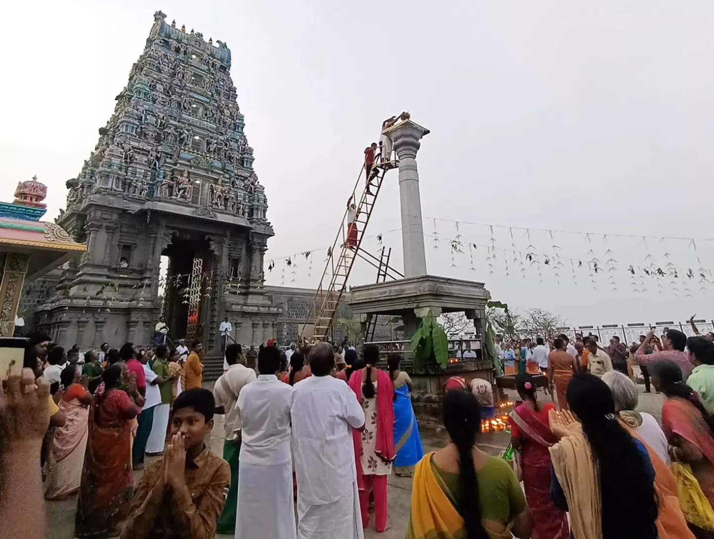 தீப கம்பத்தில் தீபம் ஏற்றி வழிபாடு தீப கம்பத்தில் தீபம் ஏற்றி வழிபாடு