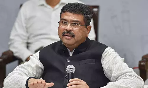 பொதுத் தேர்வு குறித்து பிரதமருடன் கலந்துரையாடல்-  மாணவர்களுக்கு மத்திய மந்திரி வேண்டுகோள்