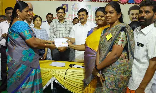 சுய உதவிக்குழுக்களுக்கு வங்கிக்கடன் இணைப்பிற்கான - ஆணை  கலெக்டர் வழங்கினார்