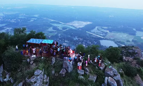 கன்னியாகுமரி அருகே உள்ள 1800 அடி உயர மருந்துவாழ் மலை உச்சியில் கார்த்திகை மகாதீபம்