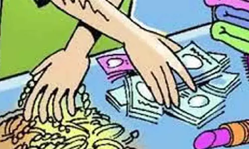 திருப்பூரில் கத்திமுனையில்  கணவன் மனைவியிடம் நகை-பணம் பறிப்பு - 3 பேர்  கும்பல் கைவரிசை