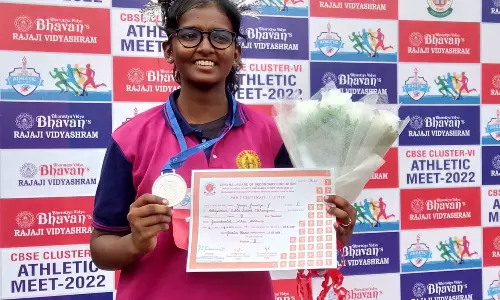 சி.பி.எஸ்.சி. தென்மண்டல தடகளப் போட்டியில்   அதியமான் பப்ளிக் பள்ளி மாணவிக்கு வெள்ளிப்பதக்கம்