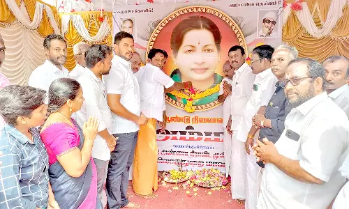 மயிலாடுதுறையில் ஜெயலலிதா உருவ படத்திற்கு மாலை அணிவிப்பு