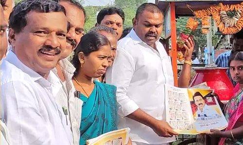 புளியங்குடியில் முதல்-அமைச்சர் வருகை குறித்த துண்டு பிரசுரம்-பிரசார வாகனம் -  ராஜா எம்.எல்.ஏ. தொடங்கி வைத்தார்