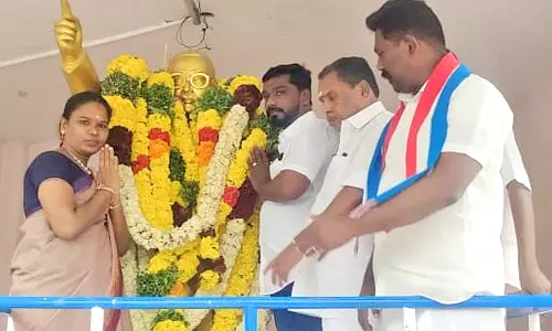 சங்கரன்கோவிலில் அம்பேத்கர் சிலைக்கு மாலை அணிவிப்பு
