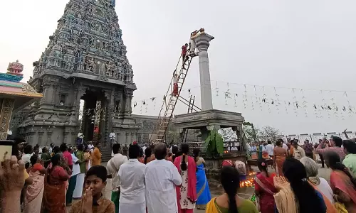 தீப கம்பத்தில் தீபம் ஏற்றி வழிபாடு