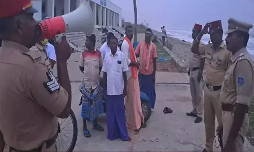 புயல் சின்னம்: மீனவர்களுக்கு ஒலிபெருக்கி மூலம் எச்சரிக்கை செய்த போலீசார்